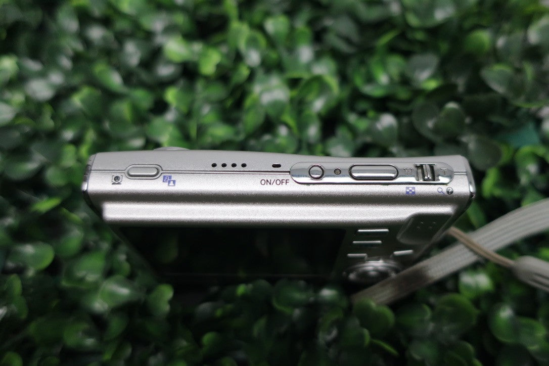 Nikon COOLPIX S8 Silver Compact Digital Camera W/Battery+Charger+SD Card TESTED.