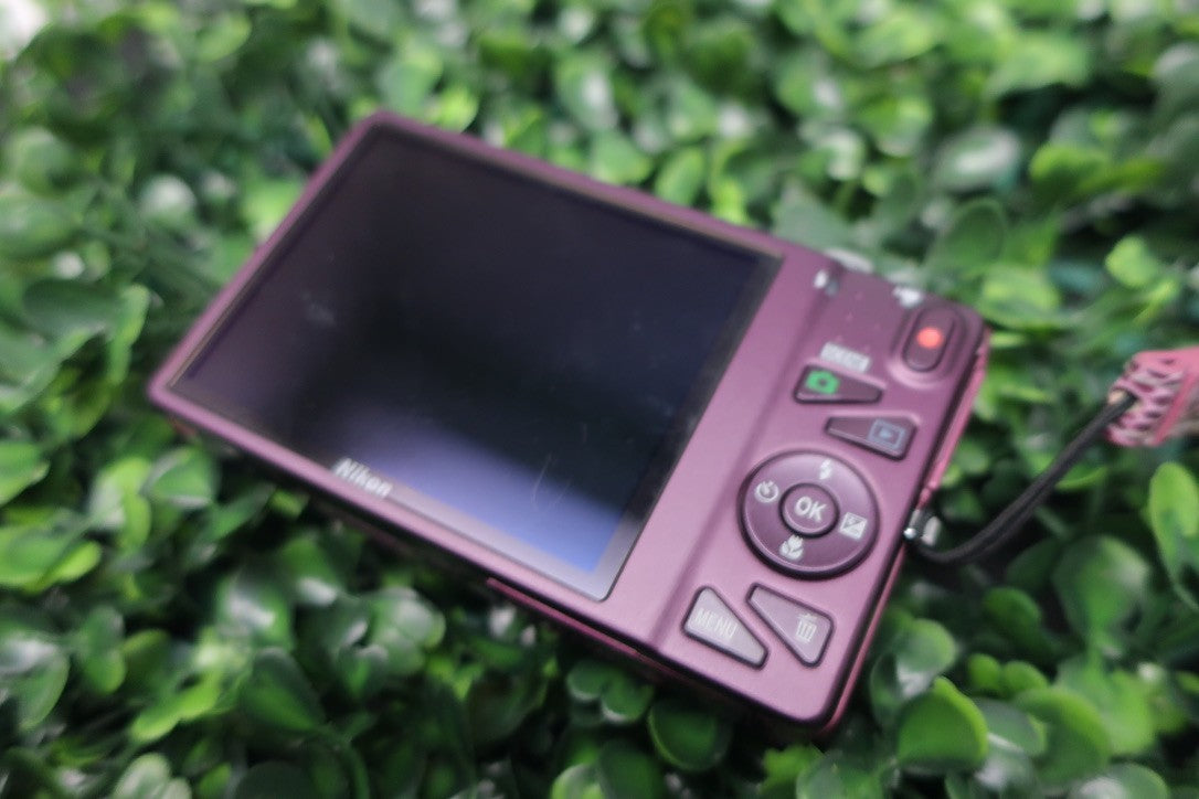 Nikon Coolpix S5200 FOR PARRTS OR REPAIR  READ DESCRIPTION NO POWER