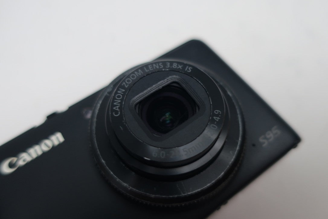 Canon Powershot S95 black digital camera (for parts, not working) READ DESCRIP