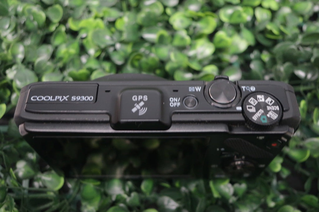 Nikon Coolpix S9300 Digital  Camera, SPARES ONLY, Does Not Turn On. READ DESCRIP