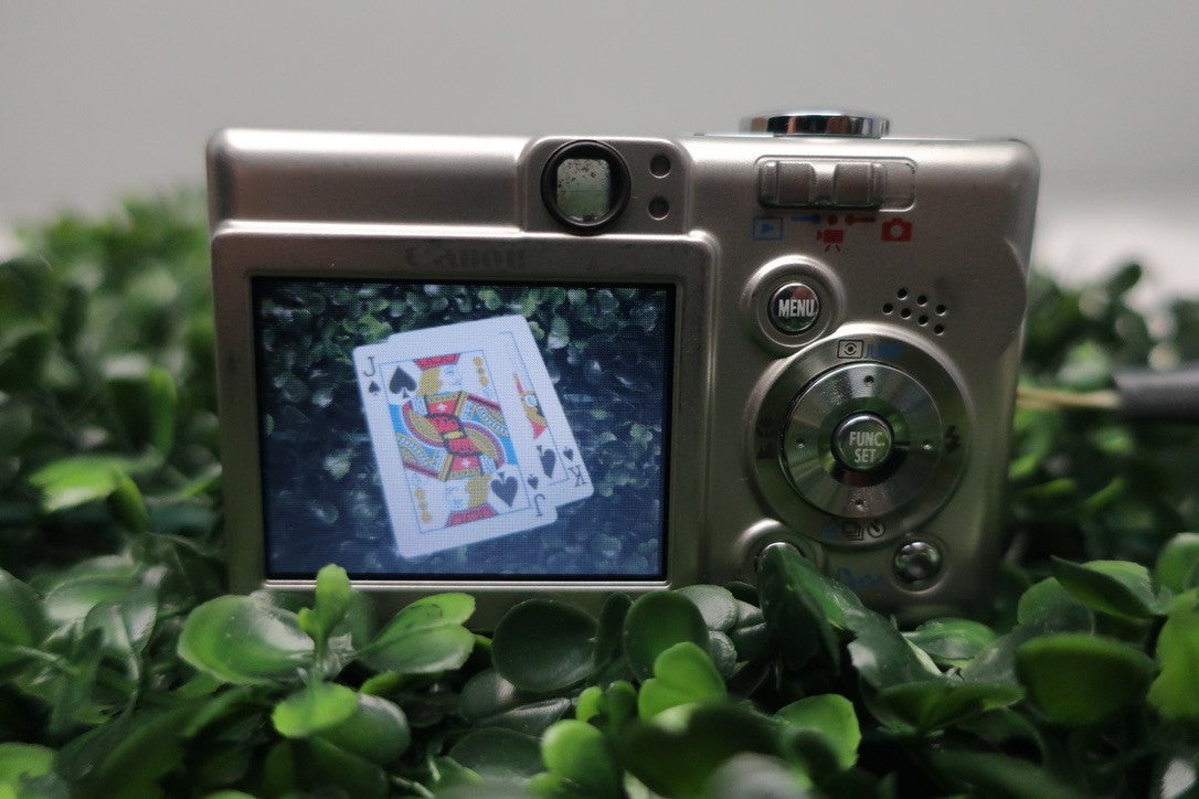 Canon PowerShot SD400 Digital ELPH Camera For Parts Or Repair