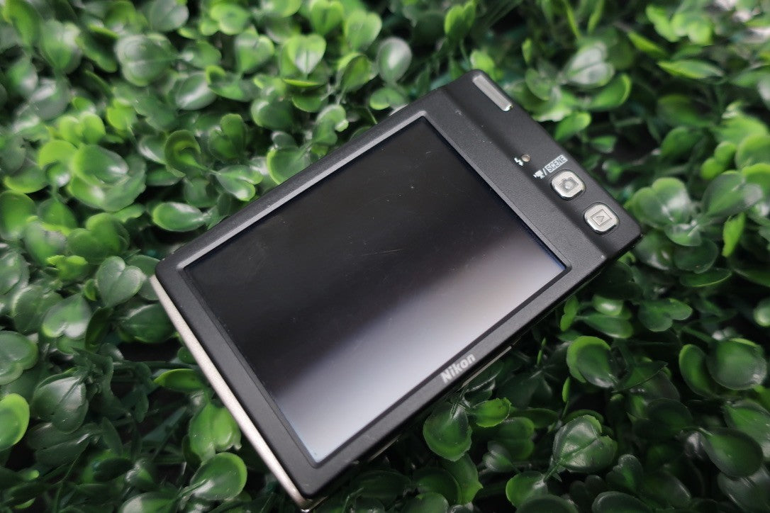 Nikon COOLPIX S4000 12.0MP Digital Camera Silver LENS ERROR For Parts OR REPAIR