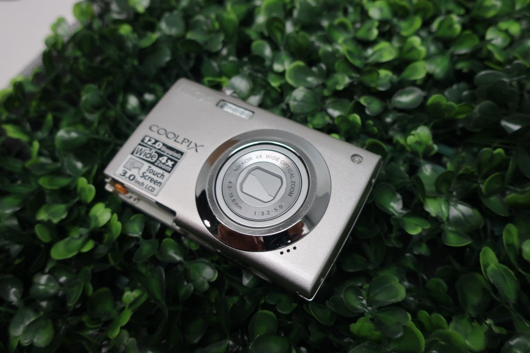 Nikon COOLPIX S4000 12.0MP Digital Camera Silver LENS ERROR For Parts OR REPAIR