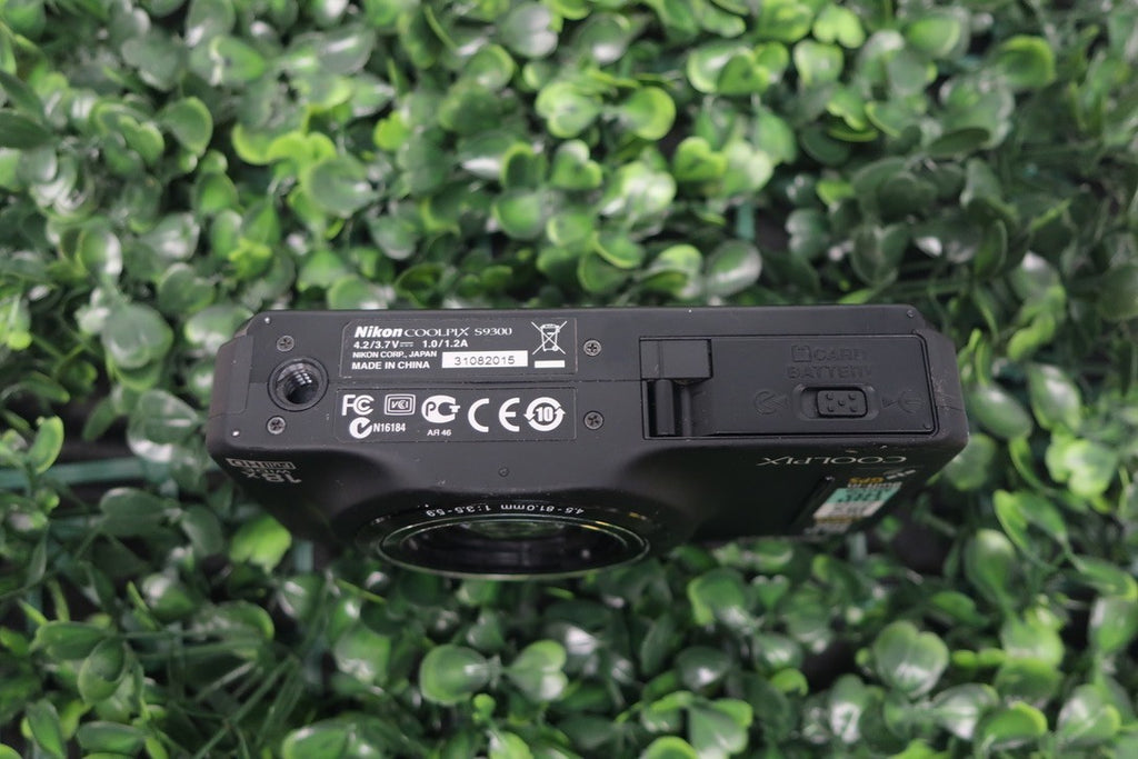 Nikon Coolpix S9300 Digital Camera 16MP Powers On for Parts/Repairs READ DESCRIP