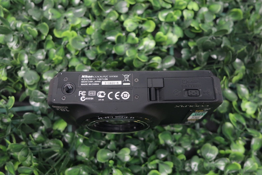 Nikon Coolpix S9300 Digital Camera 16MP Powers On for Parts/Repairs READ DESCRIP