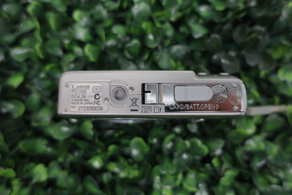 Canon PowerShot SD600 Digital ELPH 6.0MP Camera Silver W/Batt+Charger+SD #1 BUND