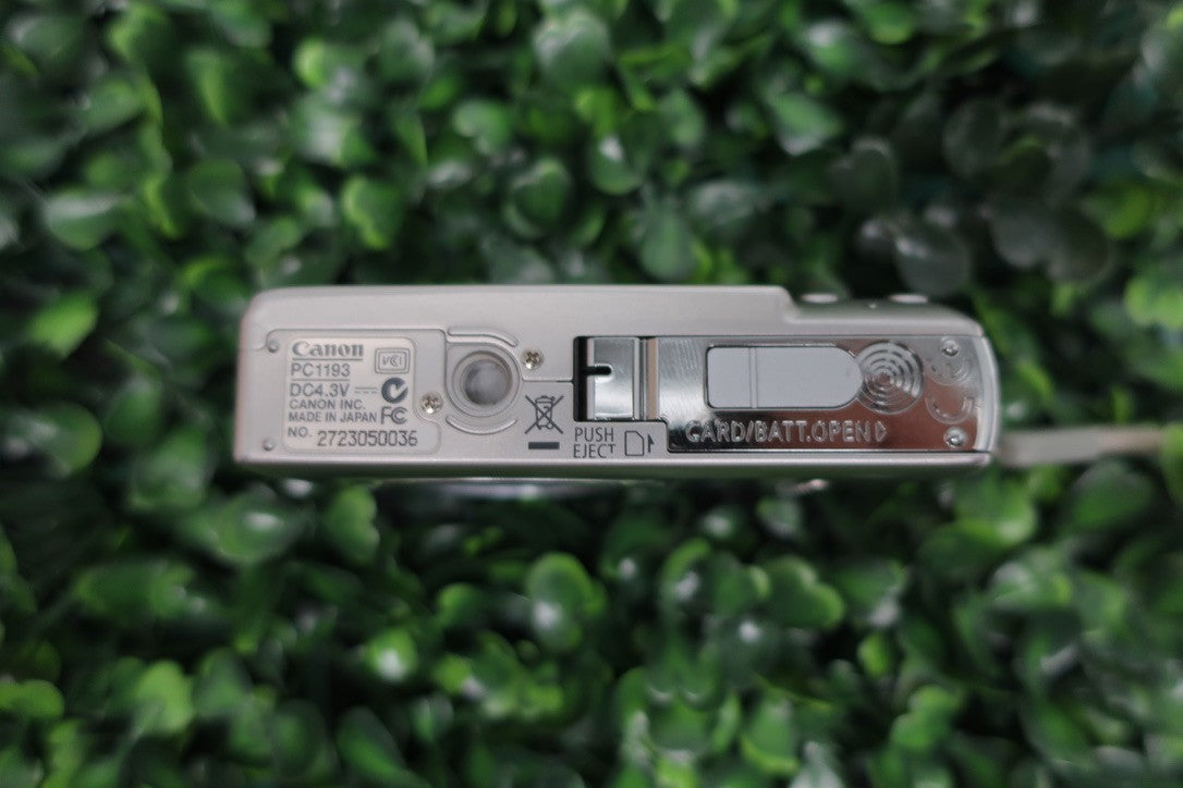 Canon PowerShot SD600 Digital ELPH 6.0MP Camera Silver W/Batt+Charger+SD #1 BUND