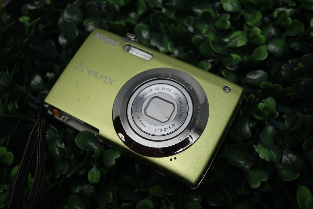 Nikon Coolpix S3000 12.0 MP Green Digital Camera FOR REPAIR READ DESCRIPTION