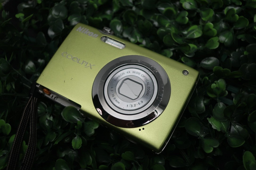 Nikon Coolpix S3000 12.0 MP Green Digital Camera FOR REPAIR READ DESCRIPTION