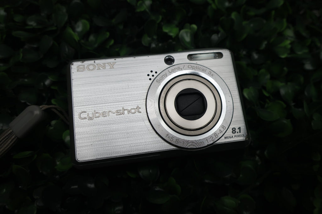 Sony Cyber-shot DSC-S780 8.1MP Digital Camera - W/ Battery, Chgr, 1 GB Card