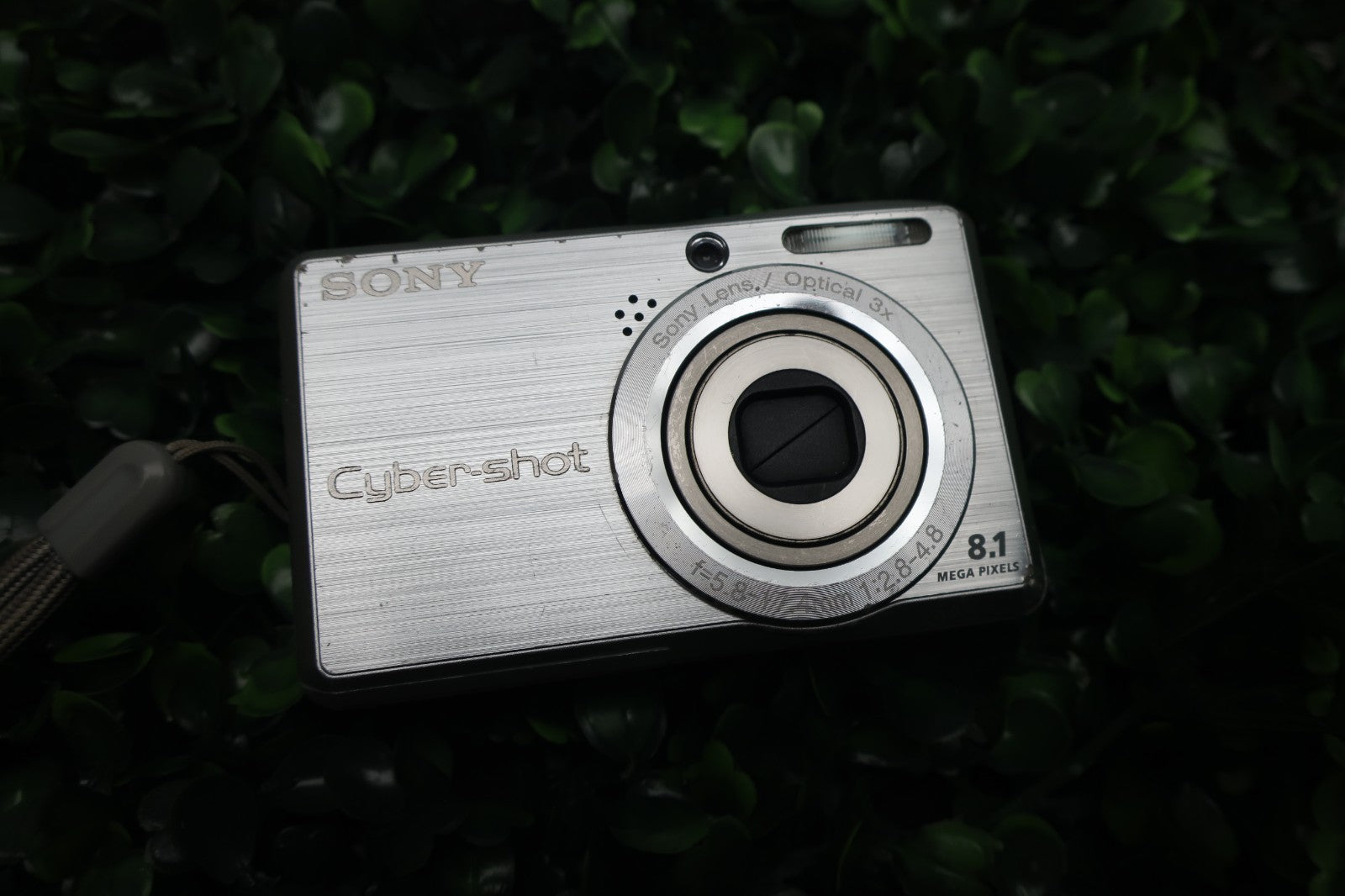 Sony Cyber-shot DSC-S780 8.1MP Digital Camera - W/ Battery, Chgr, 1 GB Card
