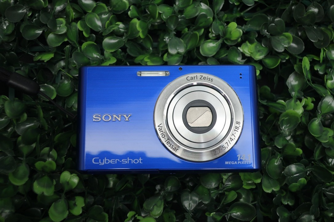 Sony CyberShot DSC-W330 14.1MP Digital Camera Blue W/ Battery + Charger + Card