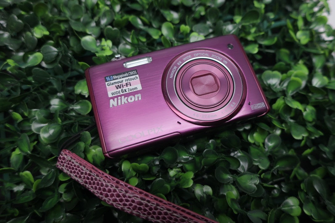 Nikon Coolpix S5200 FOR PARRTS OR REPAIR  READ DESCRIPTION NO POWER