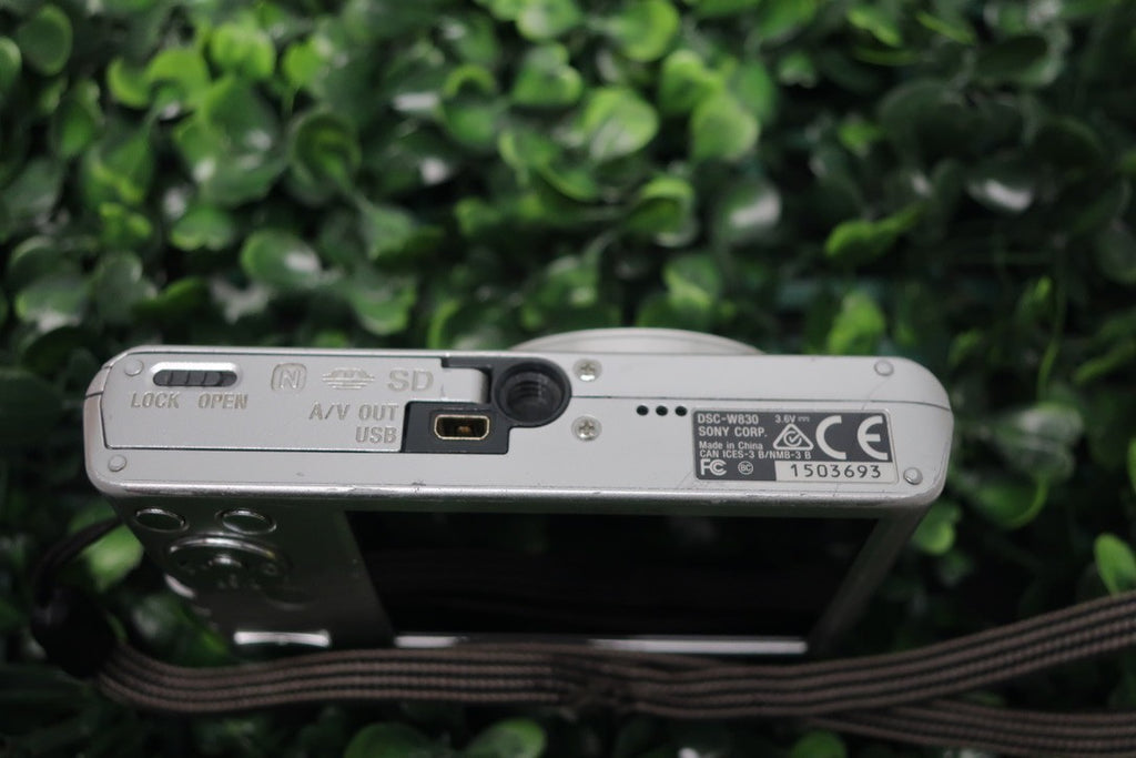Sony Cybershot DSC-W830 20.1MP Digital Camera Silver - Faulty -SMALL DUST SPOTS