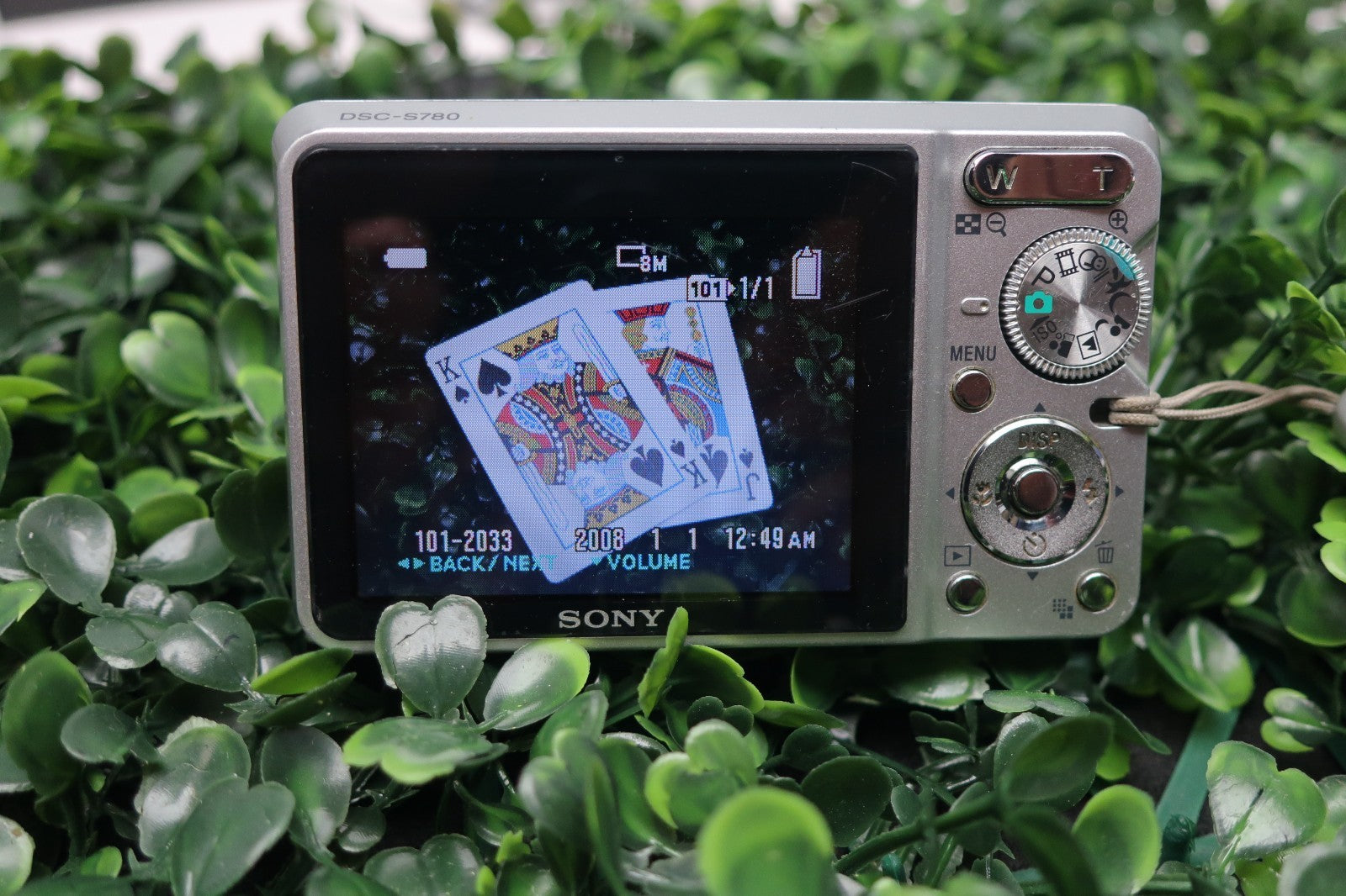 Sony Cyber-shot DSC-S780 8.1MP Digital Camera - W/ Battery, Chgr, 1 GB Card