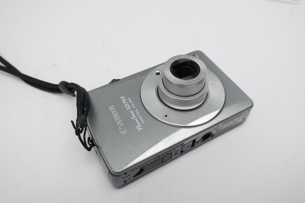 Canon PowerShot SD 750 Digital ELPH 7.1MP Camera Silver Tested w/Accessories