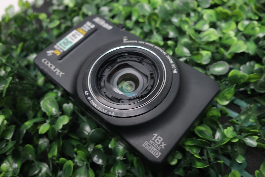 Nikon Coolpix S9300 Digital Camera 16MP Powers On for Parts/Repairs READ DESCRIP