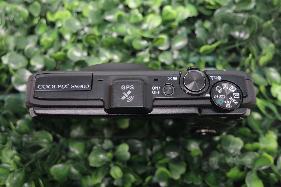 Nikon Coolpix S9300 Digital Camera 16MP Powers On for Parts/Repairs READ DESCRIP