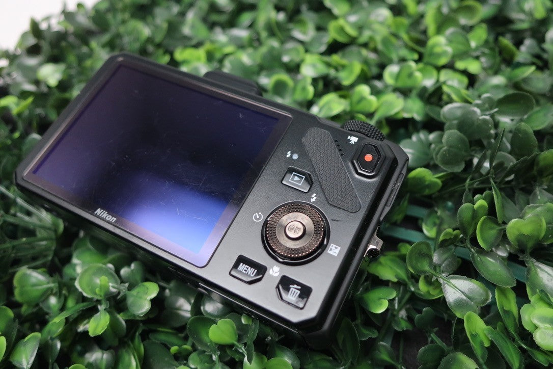 Nikon Coolpix S9300 Digital Camera 16MP Powers On for Parts/Repairs READ DESCRIP